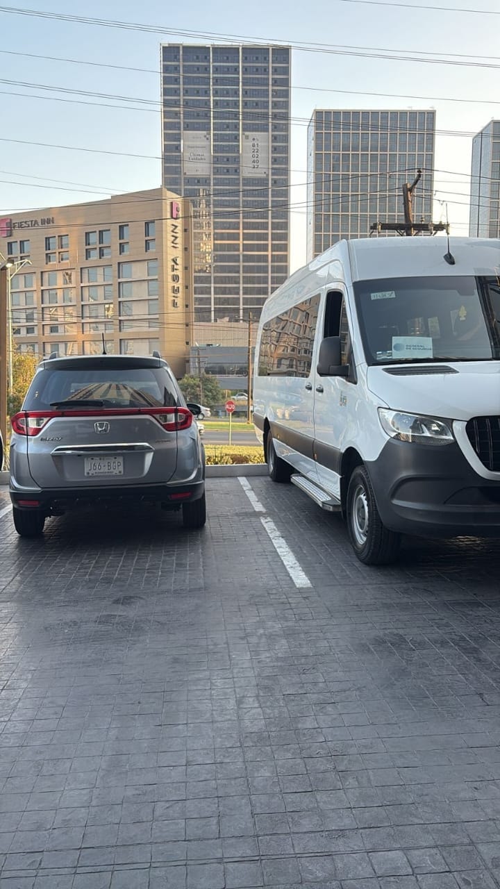 Honda SUV y Sprinter Mercedes en ciudad - flota ejecutiva