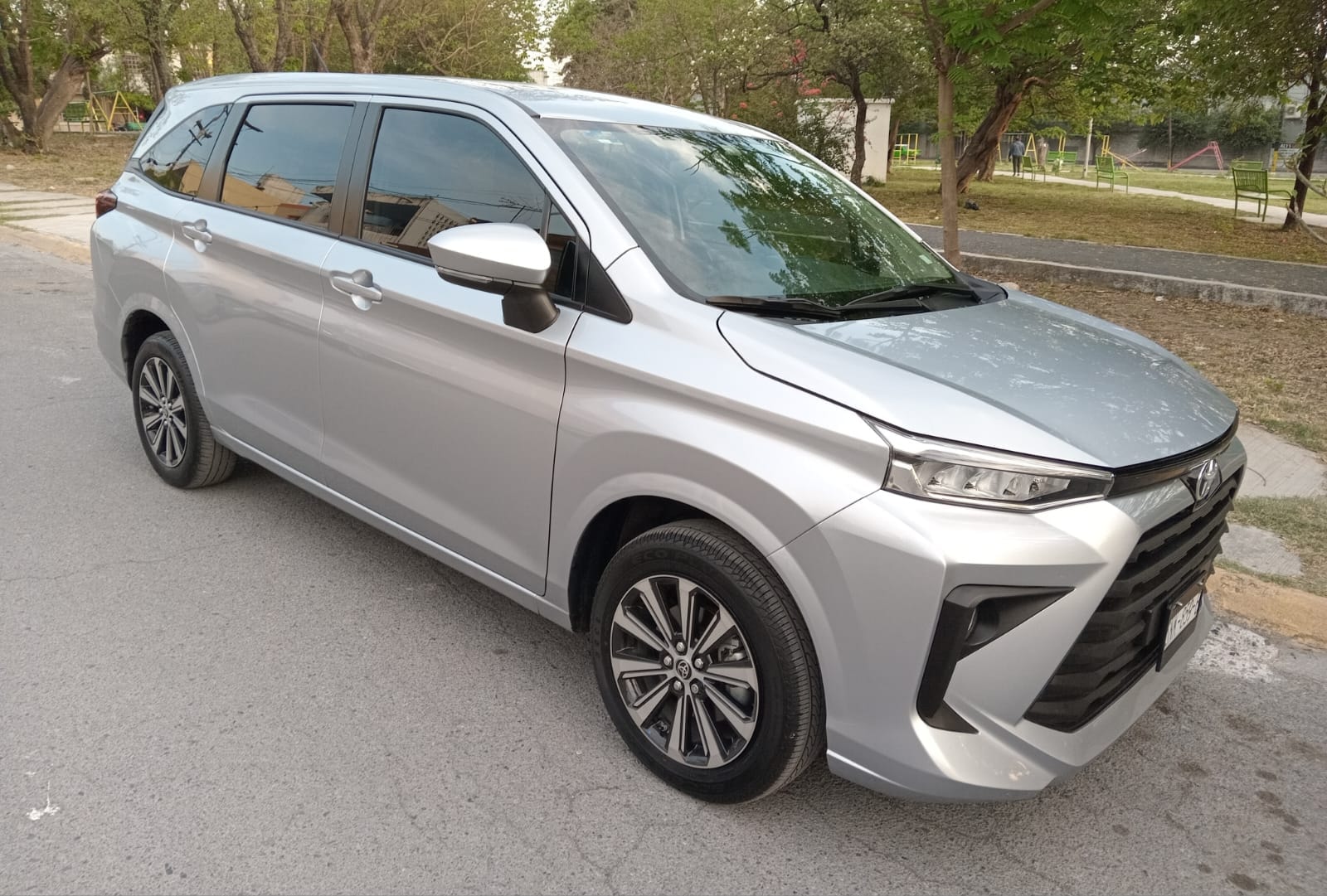 Toyota Avanza plateada - minivan ejecutiva