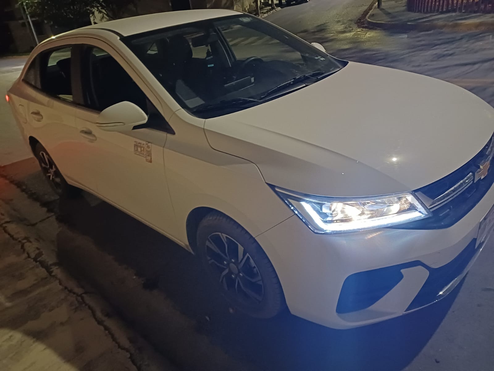 Chevrolet Onix blanco - sedán ejecutivo