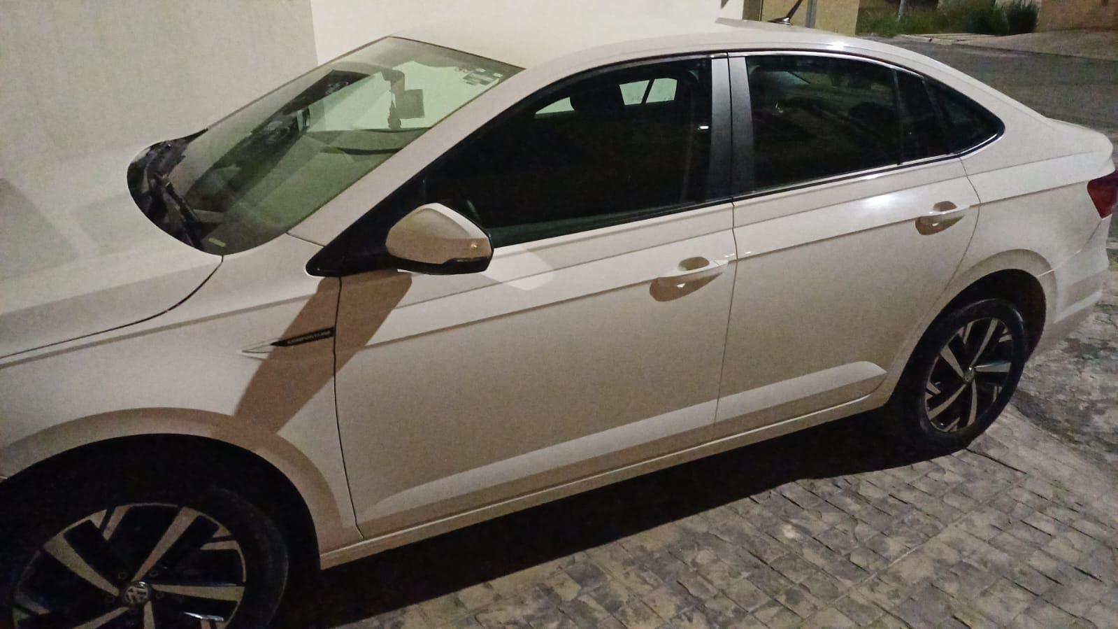 Volkswagen Virtus beige - sedán ejecutivo