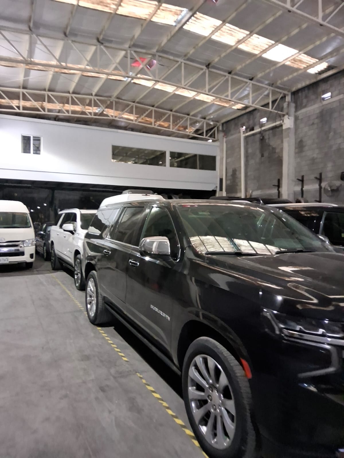 Suburban negra ejecutiva en garage