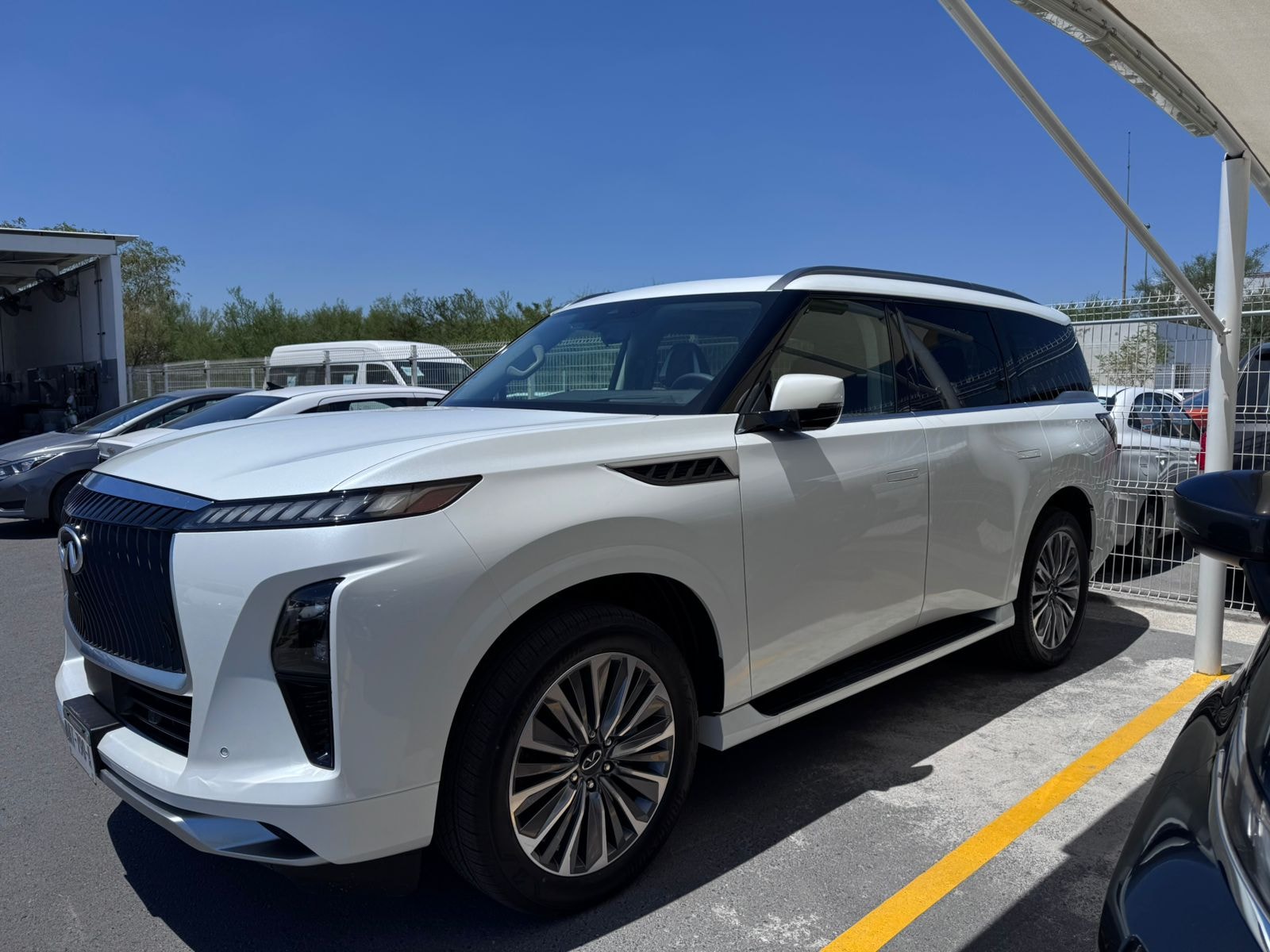 SUV Infiniti QX80 blanca - flota ejecutiva premium